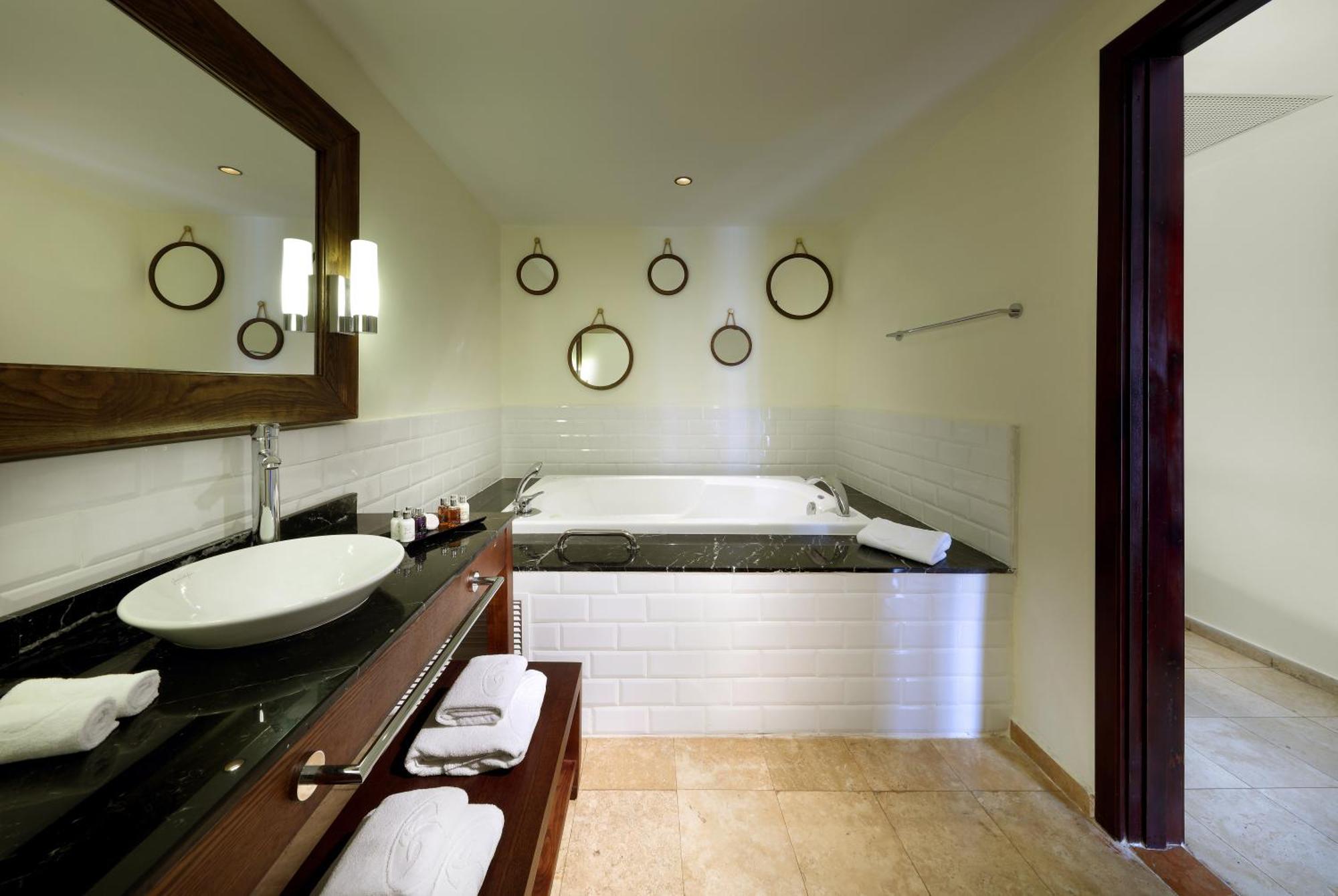 The Signature Level At Grand Palladium Lady Hamilton Resort & Spa Лусеа Экстерьер фото